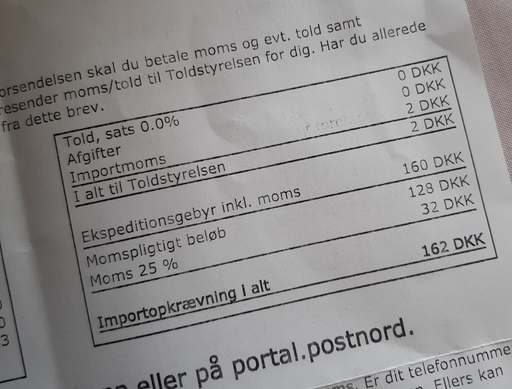 Faktura hvor Post Nord opkræver 160 kr gebyr for 2 kr moms